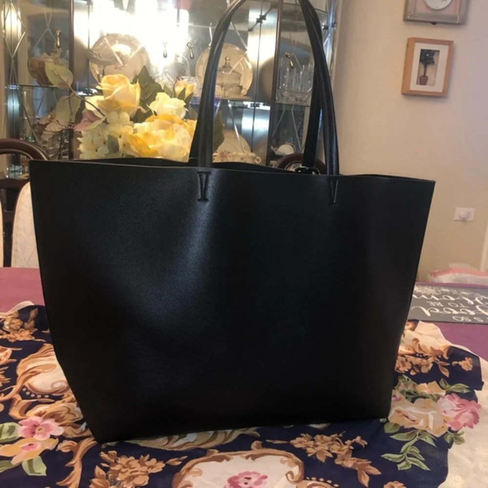 💙 NEW VS Tassle Tote Handbag 💙 - Picture 2 of 8